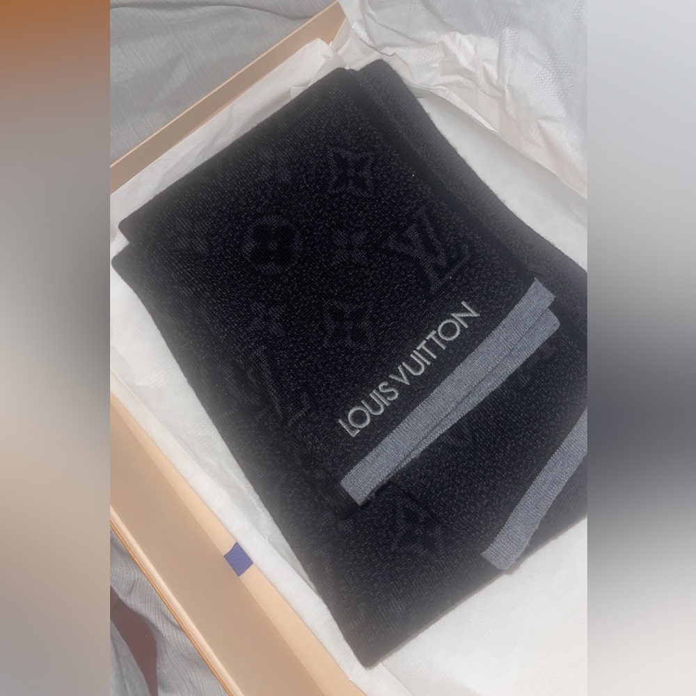 Louie Vuttion scarf (ask for more photos)